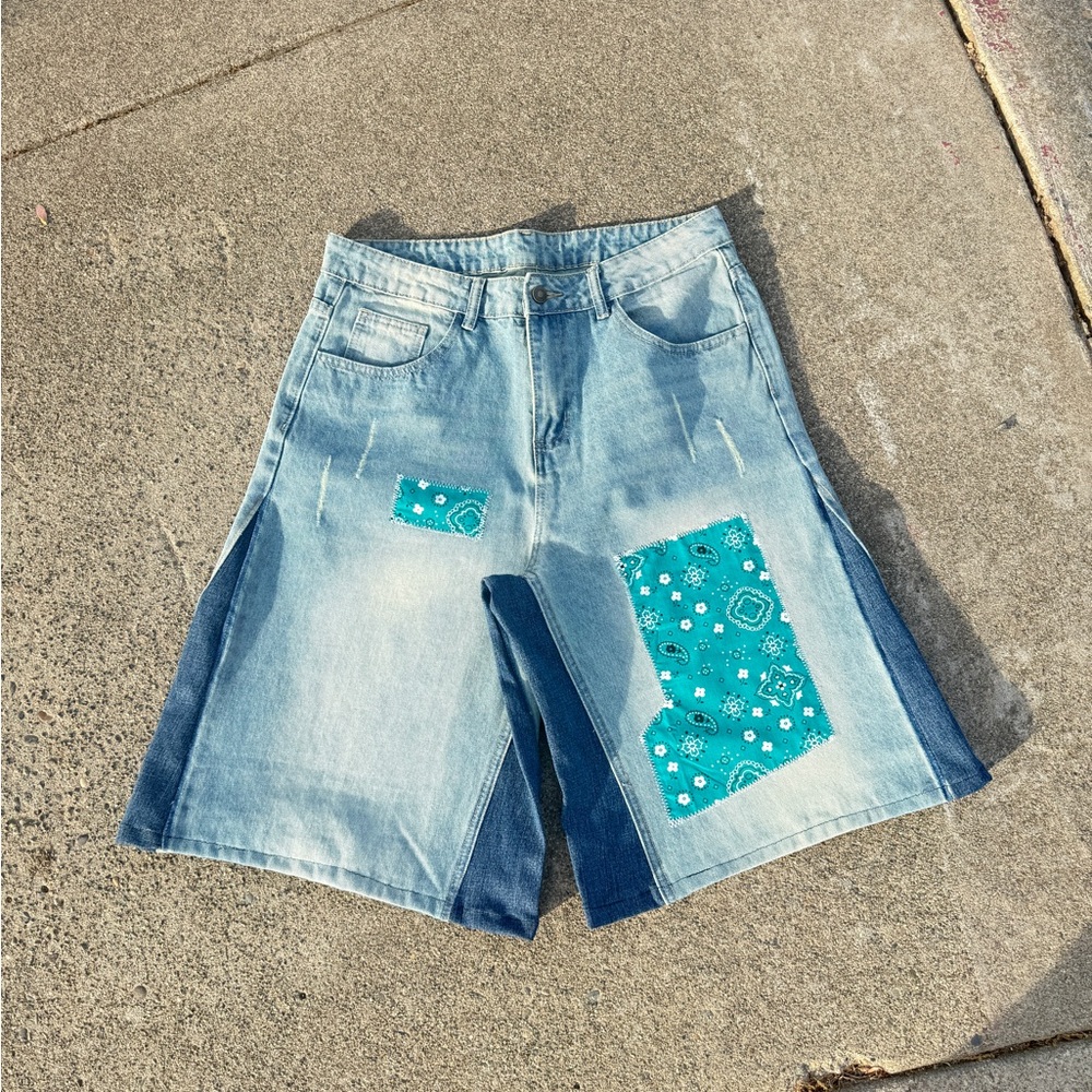 Hand sewn 1of 1 Light denim men’s Shorts with Teal Bandana Accents
Waist 32”